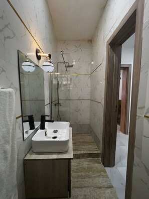 Dusche, Haartrockner, Handtücher, Seife