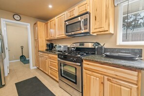 Perusmökki | Yksityinen keittiö | Vedenkeitin, leivänpaahdin