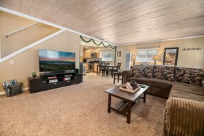 Basic Cabin | Living area - Maple Lane Lodge (Sugarloaf)
