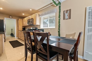 Basic Cabin | In-room dining