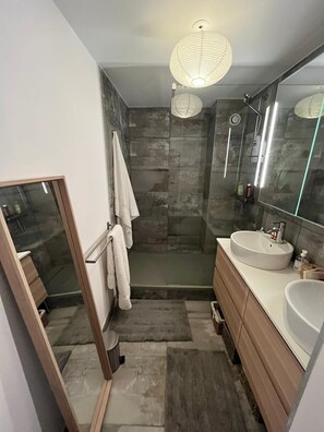 Douche, sèche-cheveux, serviettes fournies, savon
