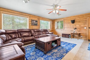 Basic Cabin | Living area - Bear Bait (Big Bear Lake)