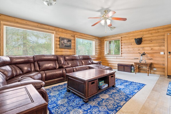 Basic Cabin | Living area