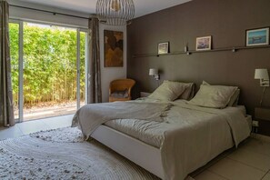 4 Schlafzimmer, Schreibtisch, Bügeleisen/Bügelbrett, Reisekinderbett