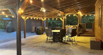 Pvt Mountain log Cabin with Views, Hot tub, pet friendly, central location