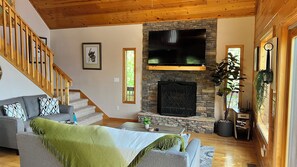 Smart TV, fireplace, computer monitors - Pvt Mountain log Cabin with Views, Hot tub, pet friendly, central location (Murphy)
