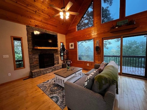 Pvt Mountain log Cabin with Views, Hot tub, pet friendly, central location