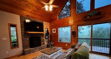 Pvt Mountain log Cabin with Views, Hot tub, pet friendly, central location