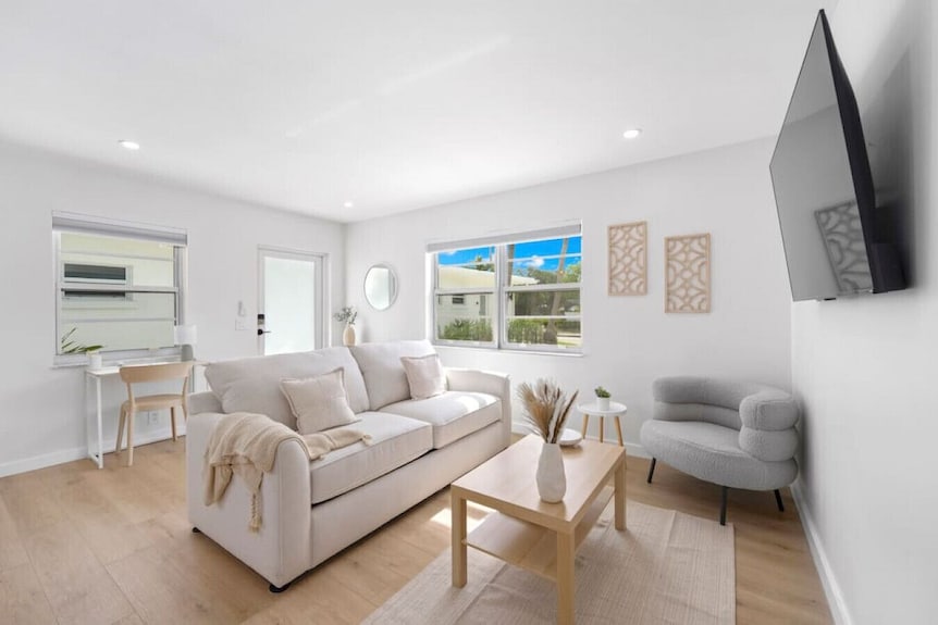 Spacious & Modern 2br 1ba Near The Beach - Villa 1 - Boynton Beach, FL