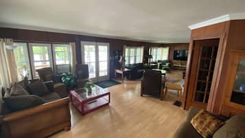 TV connectée, cheminée, livres