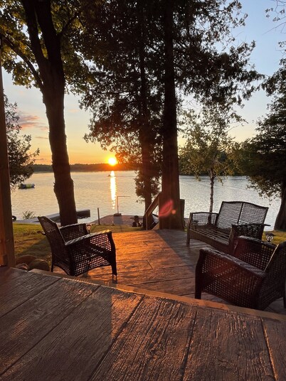 Relaxing cottage along the Trent Severn waterway! Pet-friendly, wifi, amentities
