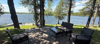 Relaxing cottage along the Trent Severn waterway! Pet-friendly, wifi, amentities