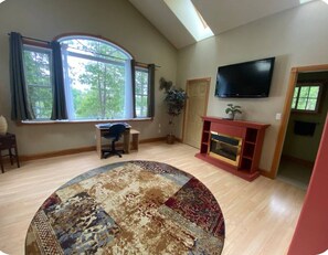 Interior - Relaxing cottage along the Trent Severn waterway! Pet-friendly, wifi, amentities (Trent Hills)