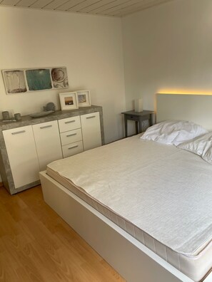 2 bedrooms, travel crib, free WiFi
