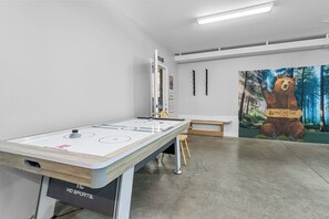 Game room - The Grizzlies Den (Big Bear Lake)