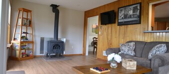 Relax with the whole family at this peaceful place to stay with gorgeous views. 