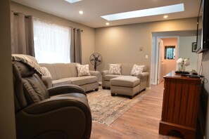 Smart TV, printers - Relax with the whole family at this peaceful place to stay with gorgeous views. (Jefferson)