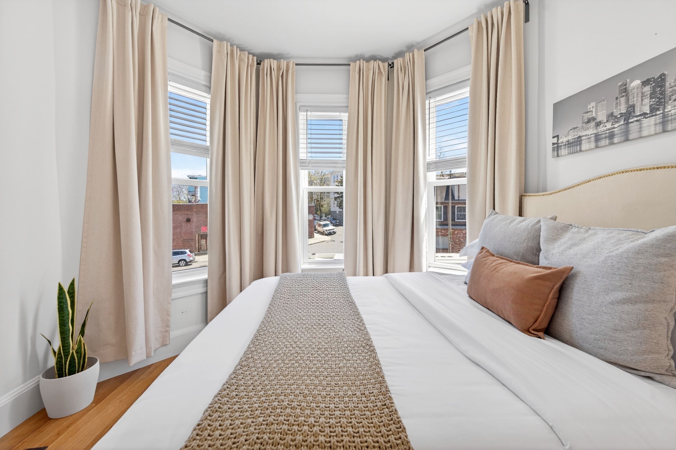 5 bedrooms, iron/ironing board, WiFi (free), bed sheets