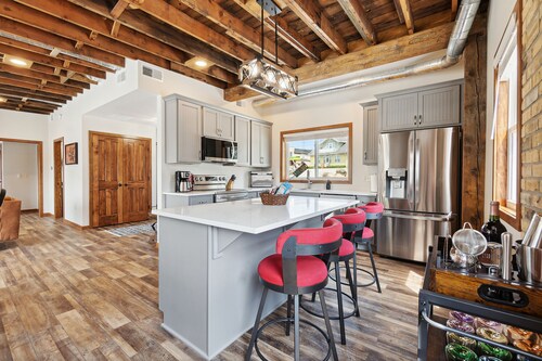 4BR River Retreat: Beach, Boat, Sunsets, Wildlife, Spacious & Serene Escape
