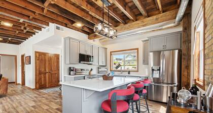 4BR River Retreat: Beach, Boat, Sunsets, Wildlife, Spacious & Serene Escape