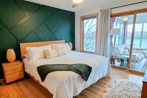 3 bedrooms, desk, iron/ironing board, travel cot