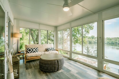 Lakefront Koselig Cottage - Modern 3BR Retreat w/ Nespresso Coffee Bar & Arcade