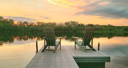 Nordic Lake Retreat w/ Chef's Kitchen, Coffee Bar, Arcade & Dock