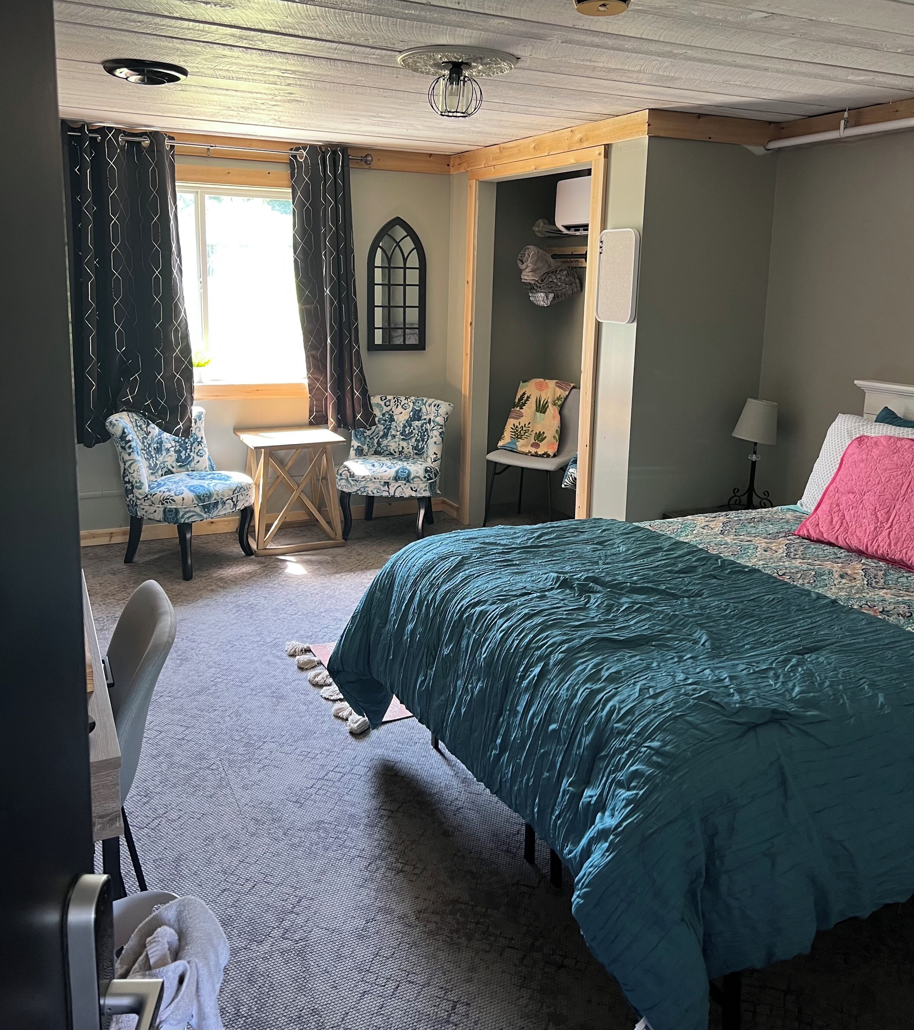 Newly Remodeled!! Unit 7 Just minutes from the Lake. One queen bed.