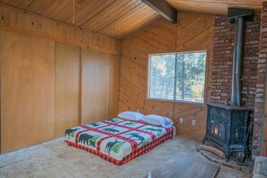 2 bedrooms, free WiFi - The Duran Cabin (Big Bear City)