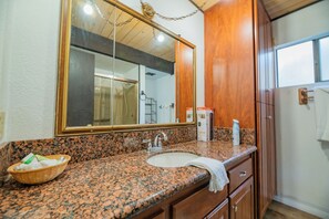 Basic Cabin | Bathroom
