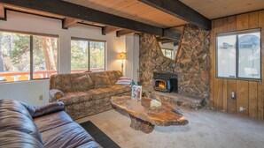 Basic Cabin | Living area