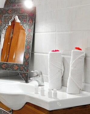 Perlengkapan mandi gratis dan pengering rambut