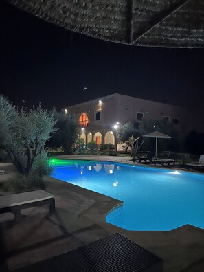 2 outdoor pools
