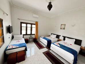 Habitación triple estándar, vista al jardín | Decoración personalizada, muebles diferentes y wifi gratis 