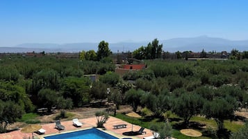 2 outdoor pools