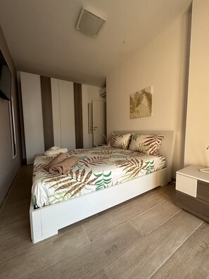 2 chambres, coffres-forts dans les chambres, fer et planche à repasser