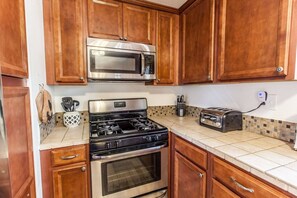 Basic Cabin | Private kitchen - Bear Claw Cabin (Big Bear Lake)