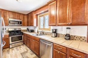 Microwave - Bear Claw Cabin (Big Bear Lake)