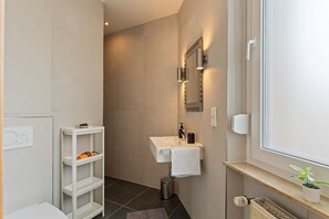 Superior Quadruple Room, Private Bathroom | Bathroom | Shower, hair dryer - Family and Friends Hassloch (Hassloch)
