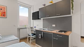 Habitación triple económica, baño privado (Eigene Küche) | Cocina privada | Artículos de limpieza