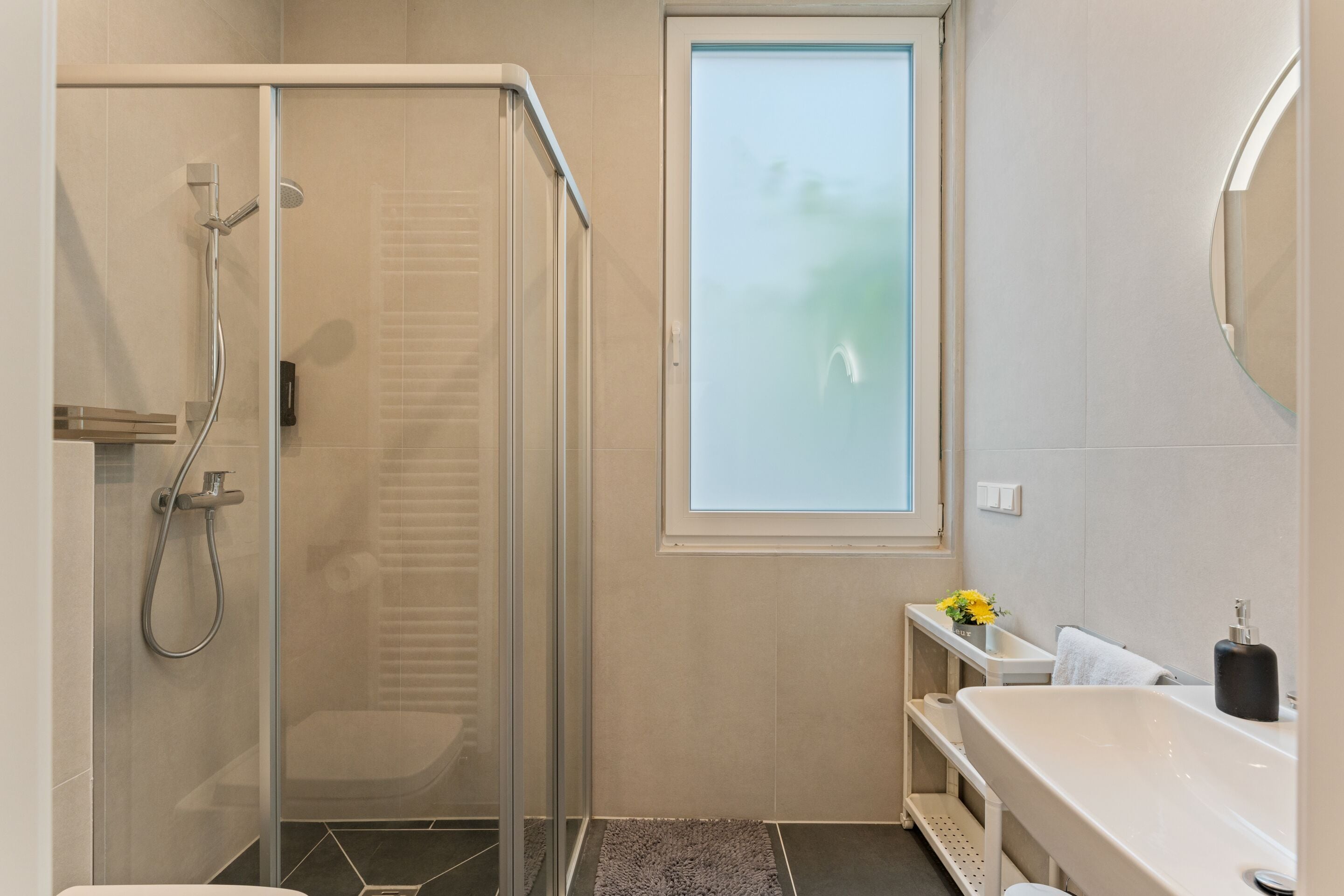 Kolmen hengen economy-huone, oma kylpyhuone (Eigene Küche) | Kylpyhuone | Suihku, hiustenkuivaaja