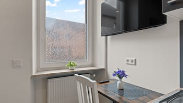 Habitación triple económica, baño privado (Eigene Küche) | Restaurantes
