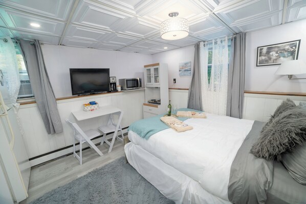 2 chambres, fer et planche à repasser, lit de bébé portatif