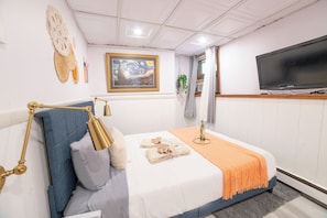 2 quartos, ferros/tábuas de passar roupa, berço de viagem