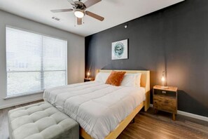 Room - Downtown Gem Large Apt by 6th St (Austin)