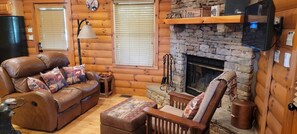 Smart TV, fireplace, table football, books - Cabin with mountain views all around (Sevierville)