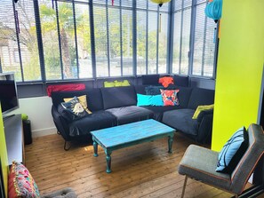 Televisie, een open haard, een dvd-speler en een tafeltennistafel