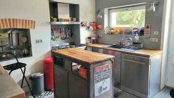 Een koelkast, een oven, een kookplaat, een vaatwasser