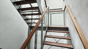 A modern interior with a glass staircase and wooden handrails. - Apartment overlooking the beautiful Brouwersgracht canal in Amsterdam centre (Amsterdam)