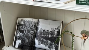 A bookshelf with books and a framed photograph. - Apartment overlooking the beautiful Brouwersgracht canal in Amsterdam centre (Amsterdam)